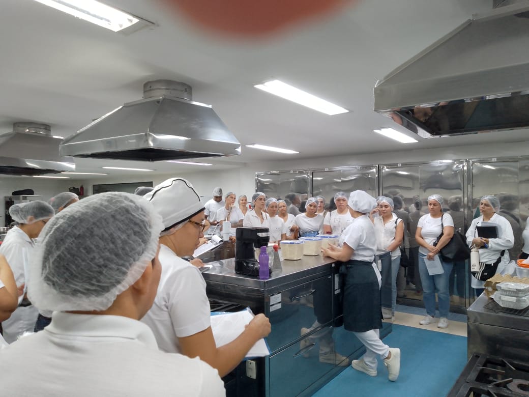 Turma de aula DeliCase em cozinha profissional